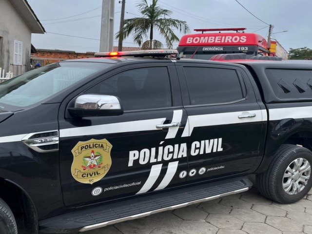 Corpo de mulher � encontrado soterrado em terreno baldio em SC