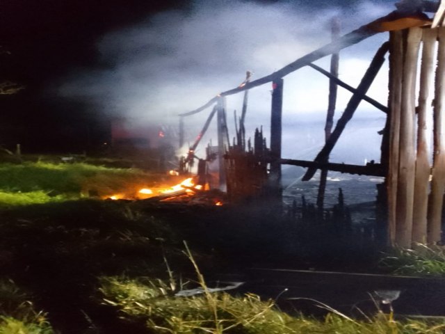 Galp�o � atingido por inc�ndio durante a madrugada em Imaru�