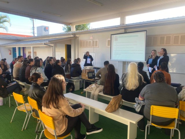 Professores participam de forma��o sobre educa��o inclusiva em Morro da Fuma�a