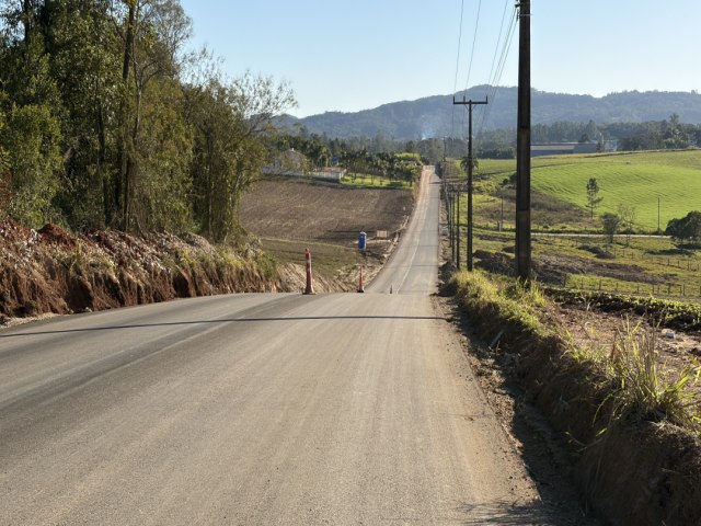 Obras da Rodovia Tranquilo Sartor avan�am em ritmo acelerado em Morro da Fuma�a