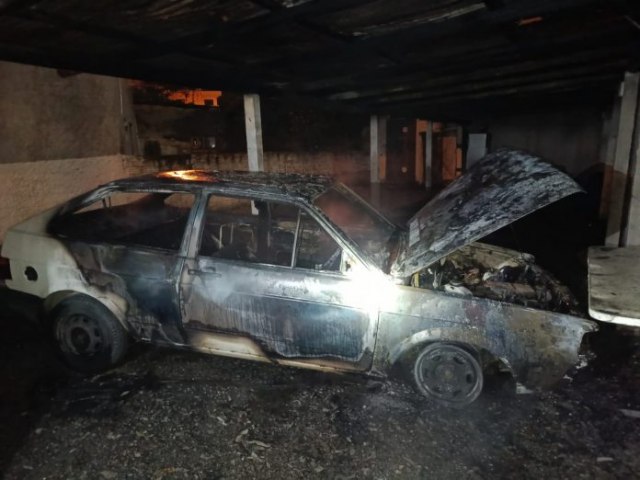 Carro � destru�do por inc�ndio em garagem de pr�dio em Morro da Fuma�a