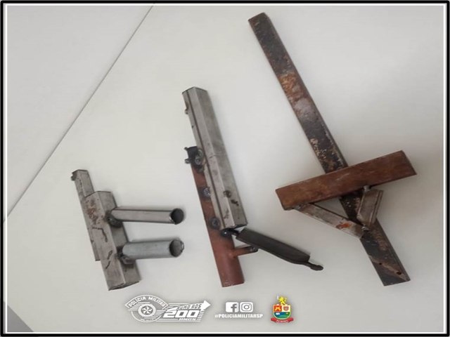 Policia Pirajuense, Foi Comunicada de Um Homem que Portava em Via Pblica Com Simulacro Considerado Por Ele como uma Arma de Fogo e uma Espada