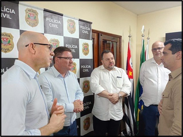 Cel/ Telhada Politico Visita a C�pula da Policia Civil de Avare, Acompanhado de um Vereador Local