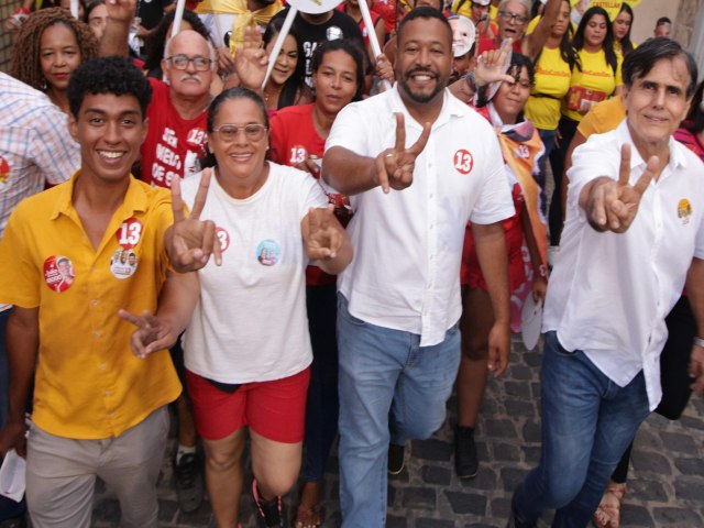 Bloco arrasta multido no Stio Histrico em apoio a Vinicius Castello