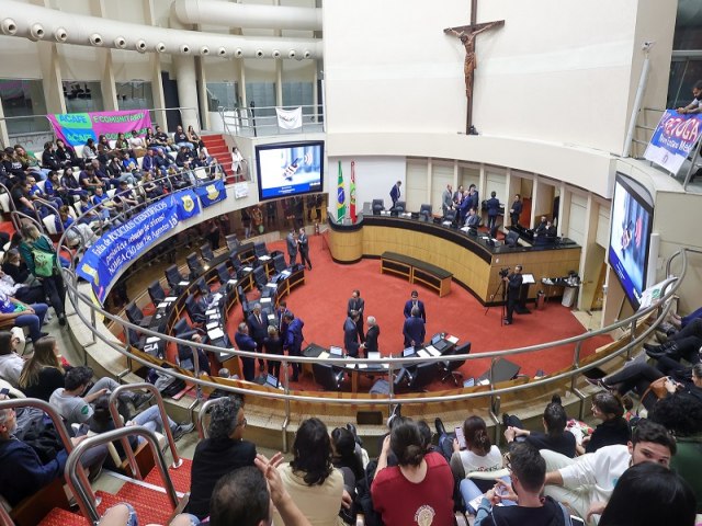 Universidade Gratuita  aprovado na Alesc