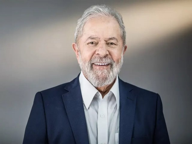 Lula defende o fechamento de quase todos os clubes de tiro do pas. 