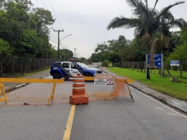 Populao reclama da demora na interdio da ponte entre Capivari de Baixo e Tubaro