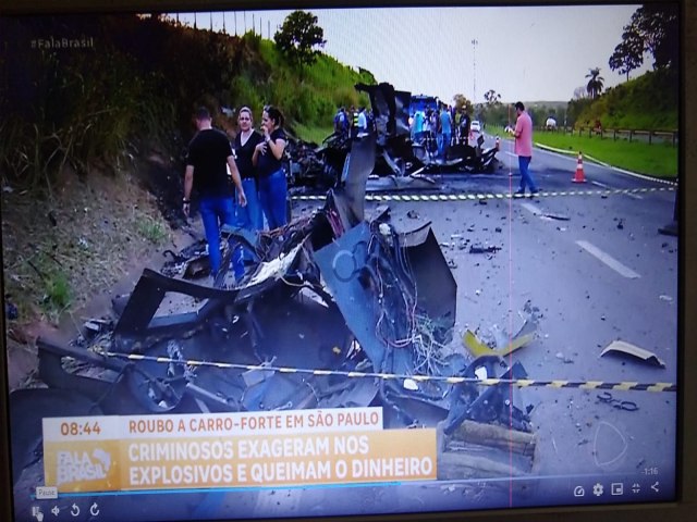 Assalto frustrado; bandidos explodem carro-forte e acabam queimando dinheiro em SP