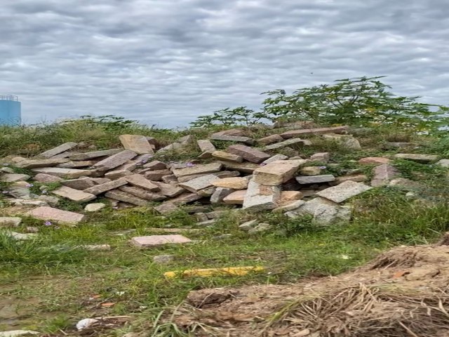 rea abandonada no Bairro Recife  usada para depsito de materiais e lixo