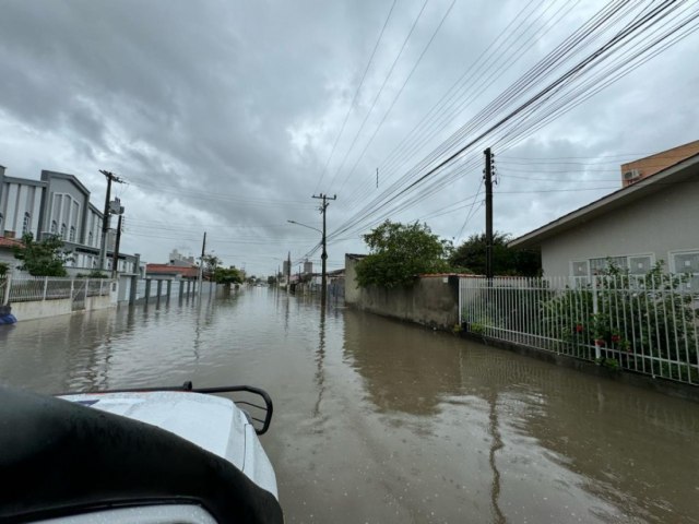 Alagamentos foram registrados ontem em algumas reas de Tubaro