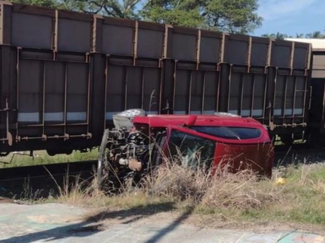 Veculo colide com locomotva e motorista fica ferida