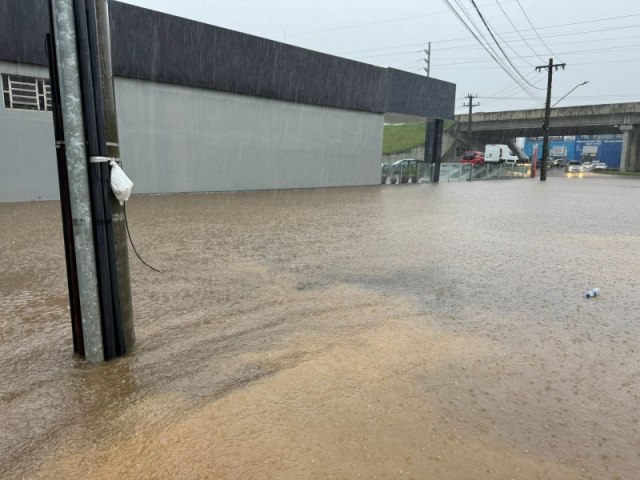 Fortes chuvas e temporal no final da tarde causam transtornos em Tubaro