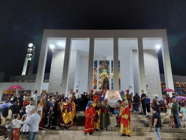 Mesmo com chuvas catlicos prestigiam a Procisso do Senhor Morto