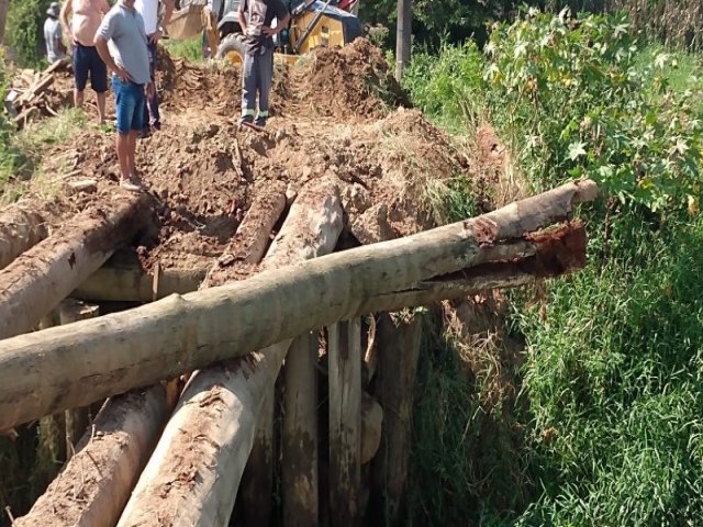 Reparos emergenciais so inciados na Ponte de madeira na Rodovia Aggeu Medeiros