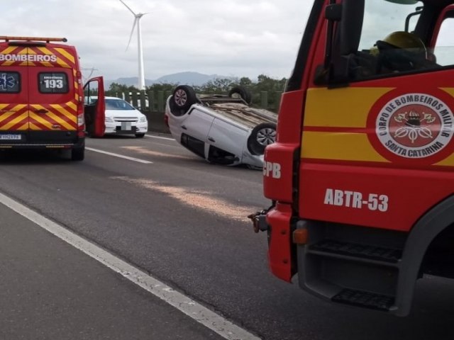 Capotamento na BR-101 deixa motorista ferido em Capivari de Baixo