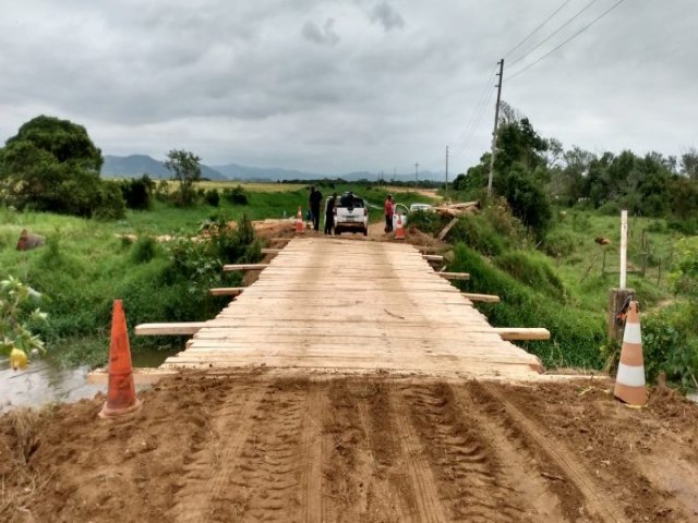 Ponte de madeira refeita restabelece o trnsito na Rodovia Aggeu Medeiros