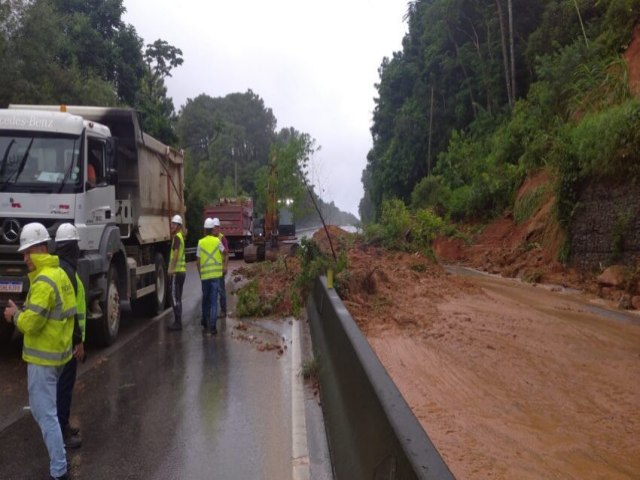 Trecho da BR 101 no Morro dos Cavalos  parcialmente liberado