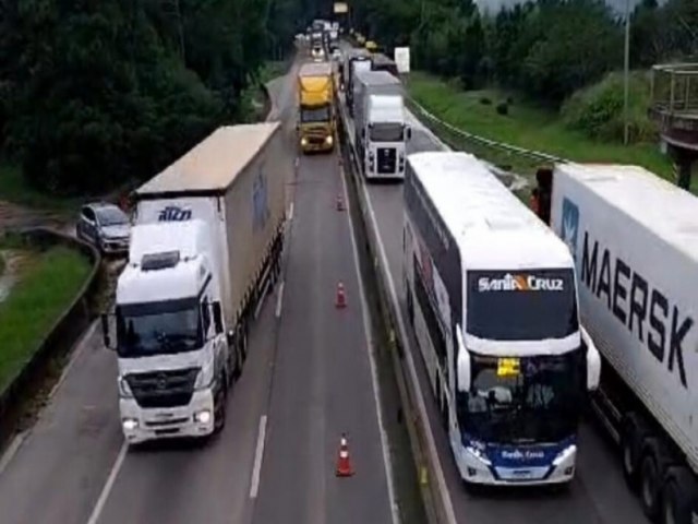 BR-101 no Morro dos Cavalos  totalmente liberada