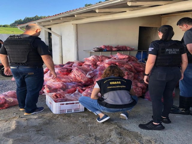 3 toneladas de carne suna  apreendida em abatedouro clandestino na Amurel