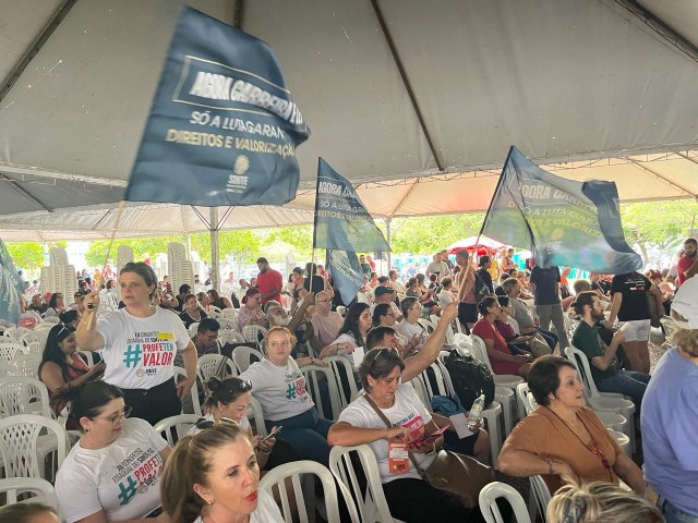Professores estaduais decidem suspender a greve por 60 dias