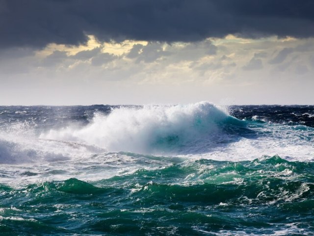 Defesa Civil alerta para grandes ondas e ressaca no litoral sul catarinense nesta quinta-feira(16)