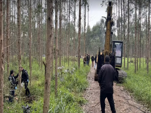 Polcia descobre trs corpos entrerrados em plantao de eucaliptos