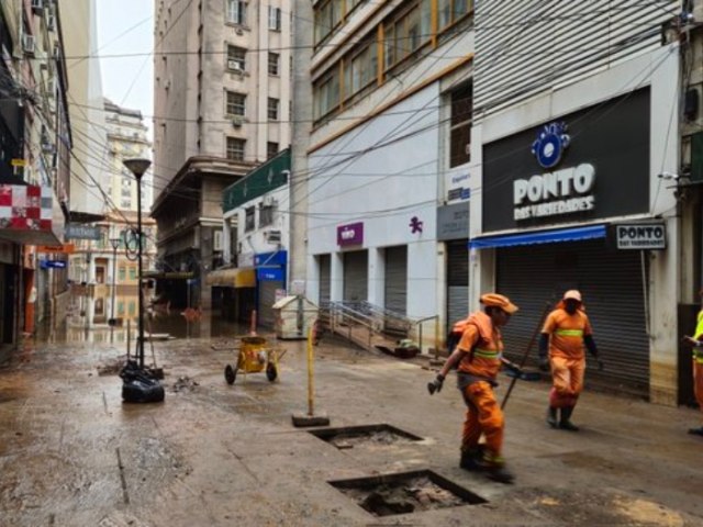 Porto Alegre enfrenta lixo na rua, animais mortos e mau cheiro aps o recuo das guas