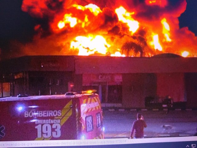 Incndio destri loja de atacados Top Brasil  em Tubaro