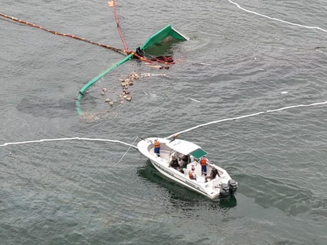 Conteno de vazamento de leo continua aps naufrgio de barco em Laguna
