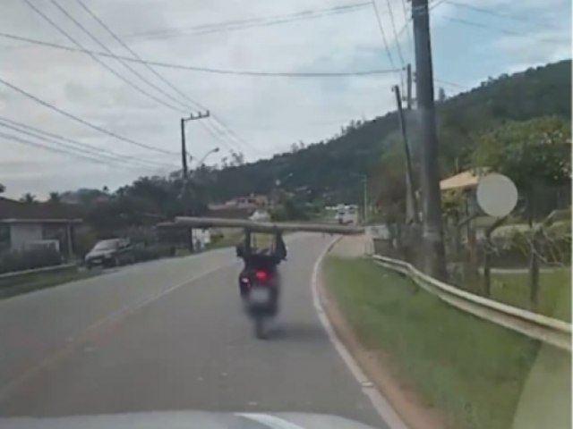 Homem carregando tronco em moto  flagrado e autuado na SC-407