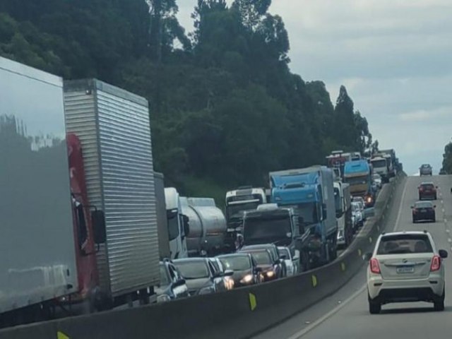 Setor de Transporte Rodovirio de Cargas (TRC) estimam prejuzos de mais de 1 milho com congestionamentos na BR-101 