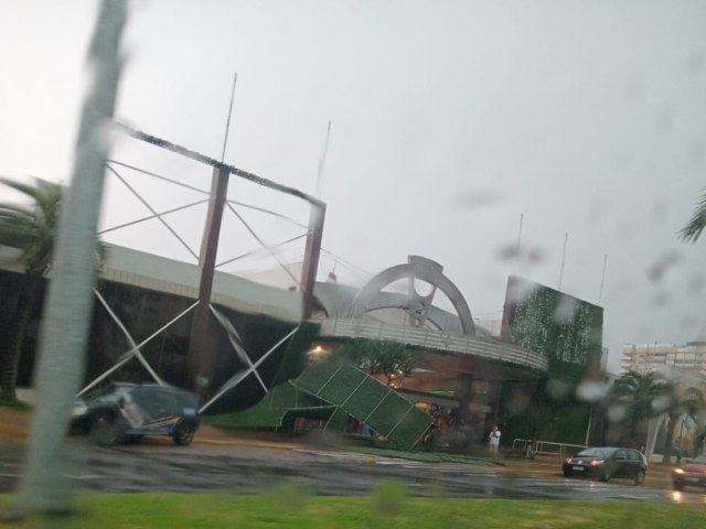 Ventos de quase 100km atingem a cidade de Tubaro