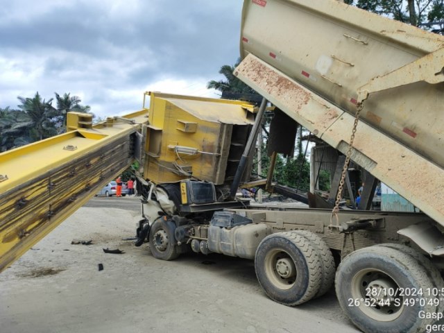 Trabalhador morre esmagado por caamba de caminho