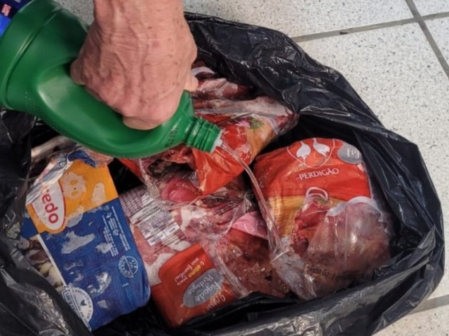  Vigilncia Sanitria recolhe alimentos vencidos e sem procedncia em Gravatal