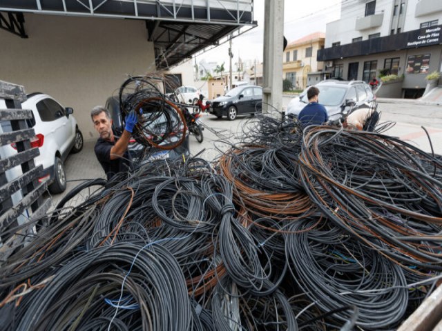 Quase duas toneladas de fios obsoletos são retirados de postes da cidade Quase duas toneladas de fios obsoletos são retirados de postes da cidade