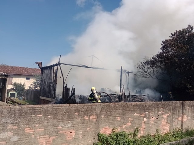 Fam�lia pede ajuda para reconstru��o de resid�ncia totalmente destru�da pelo fogo