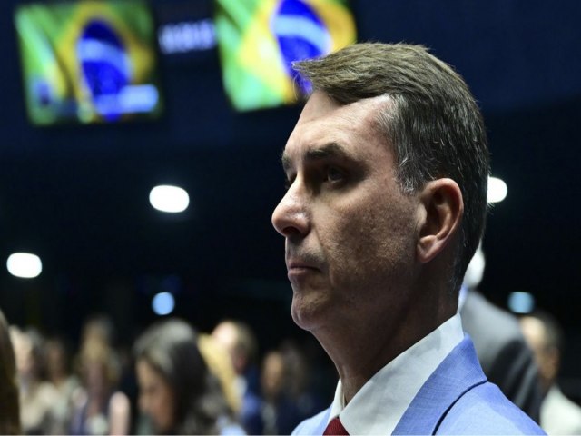 Flávio Bolsonaro culpa o PT pela eliminação do Brasil na Copa do Mundo Flávio Bolsonaro culpa o PT pela eliminação do Brasil na Copa do Mundo