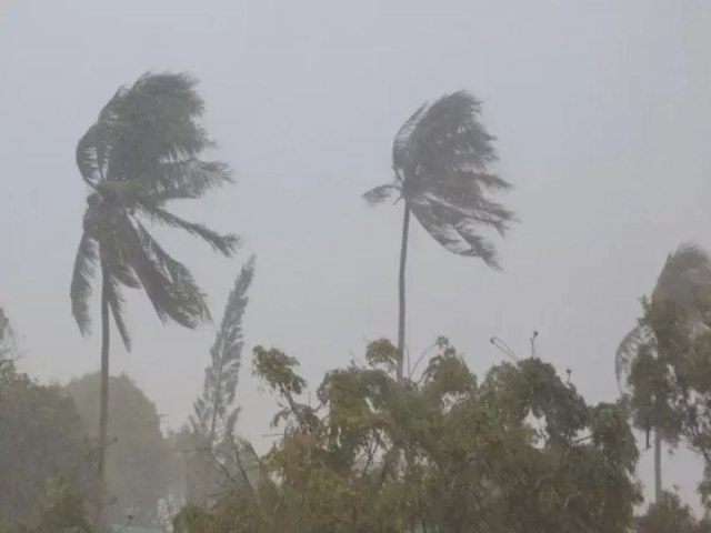 Inmet emite alerta de ventos de at� 100 km/h e temporais para SC