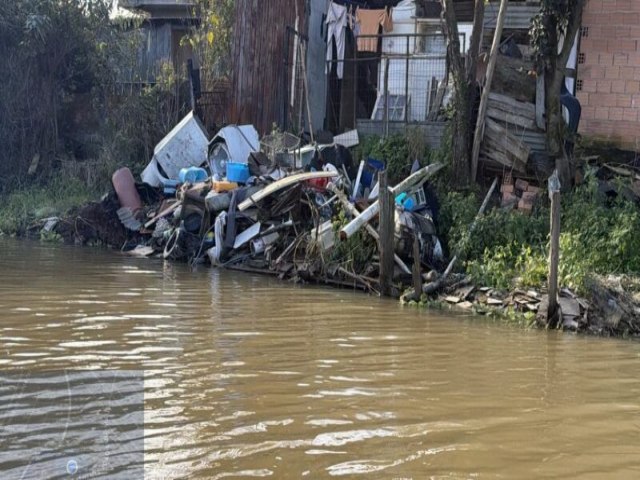 Descarte irregular de lixo � flagrado em limpeza do Rio da Madre ap�s  vistoria