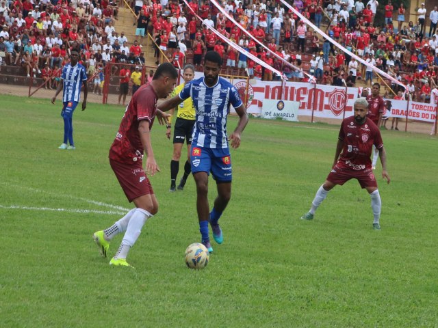 Jogando em casa, Valrio e castigado nos minutos finais da partida