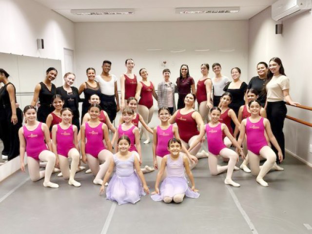 Renata Canova Escola de Ballet tem alunos avaliados pela Royal Academy 