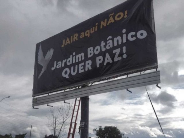 Jair aqui no!: moradores de condomnio de luxo em Braslia sobem outdoor contra Bolsonaro