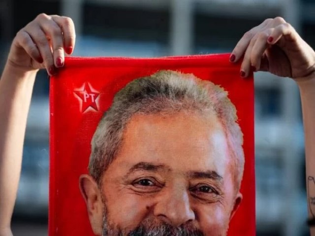 MG: Policial bolsonarista ameaa atirar em vizinha por causa de bandeira de Lula