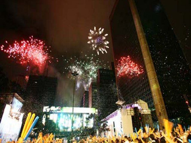 Palco do rveillon 2023 comea a ser montado na Avenida Paulista