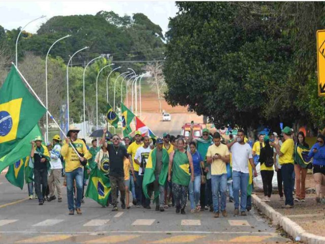 VDEO: Golpistas causam arruaa e se recusam a sair de acampamento em Braslia