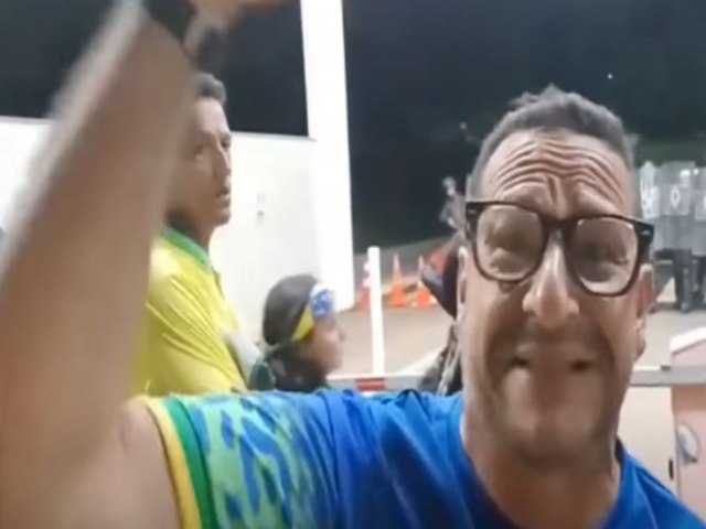 VDEO: Bolsonaristas se revoltam com discurso de Mouro e tentam invadir casas de generais