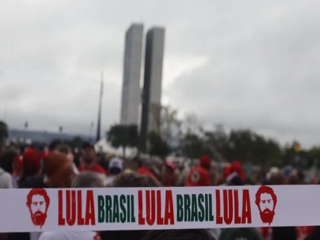 MUNDO DE P APLAUDINDO E PATICIPANDO DA POSSE DE LULA EM BRASLIA