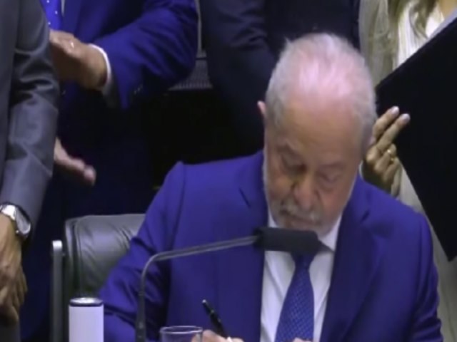 Lula  oficialmente empossado presidente da Repblica do Brasil pela 3 vez