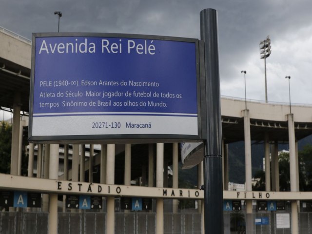 Prefeitura do Rio instala placas da Avenida Rei Pel, em frente ao Maracan