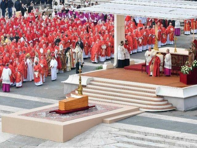 Catlicos se despedem de Bento XVI em funeral com milhares de pessoas no Vaticano